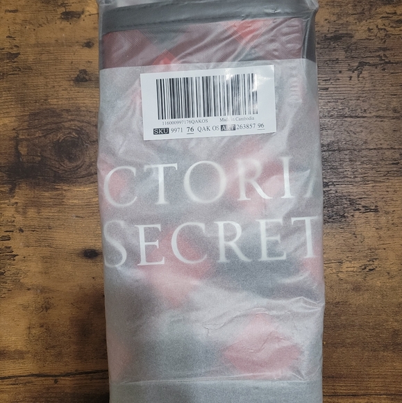 Victoria's Secret limited edition 2021 tote NWT - Picture 2 of 2